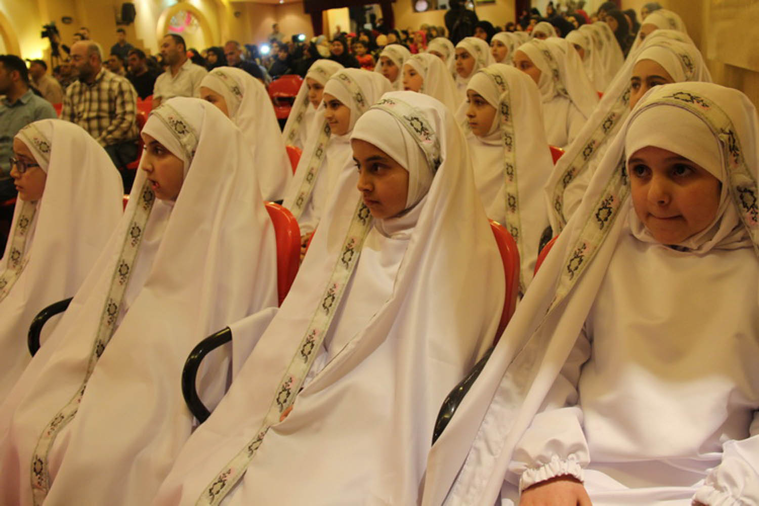 مدارس المصطفى تكرم فتياتها اللواتي بلغن سن التكليف